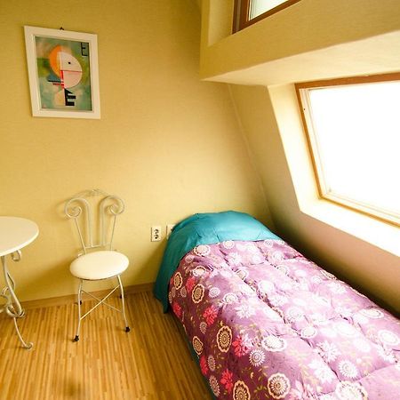 Kimchee Sinchon Guesthouse Seoul Room photo