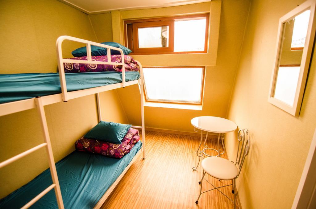 Kimchee Sinchon Guesthouse Seoul Room photo