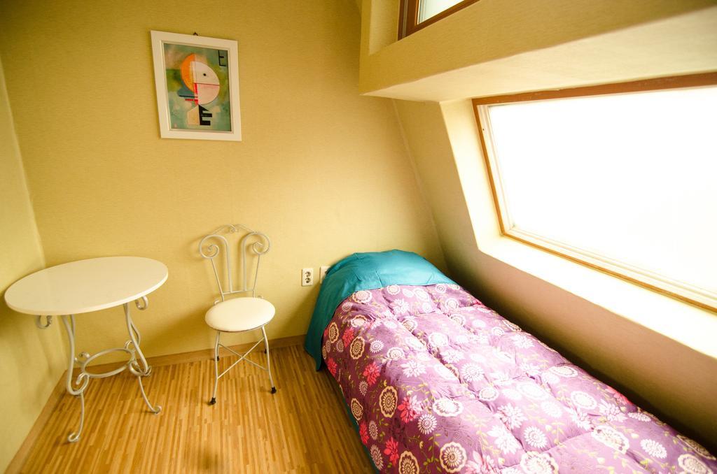 Kimchee Sinchon Guesthouse Seoul Room photo