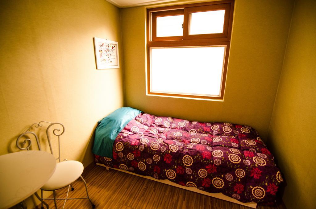 Kimchee Sinchon Guesthouse Seoul Room photo
