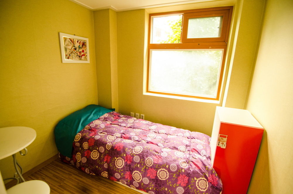 Kimchee Sinchon Guesthouse Seoul Exterior photo
