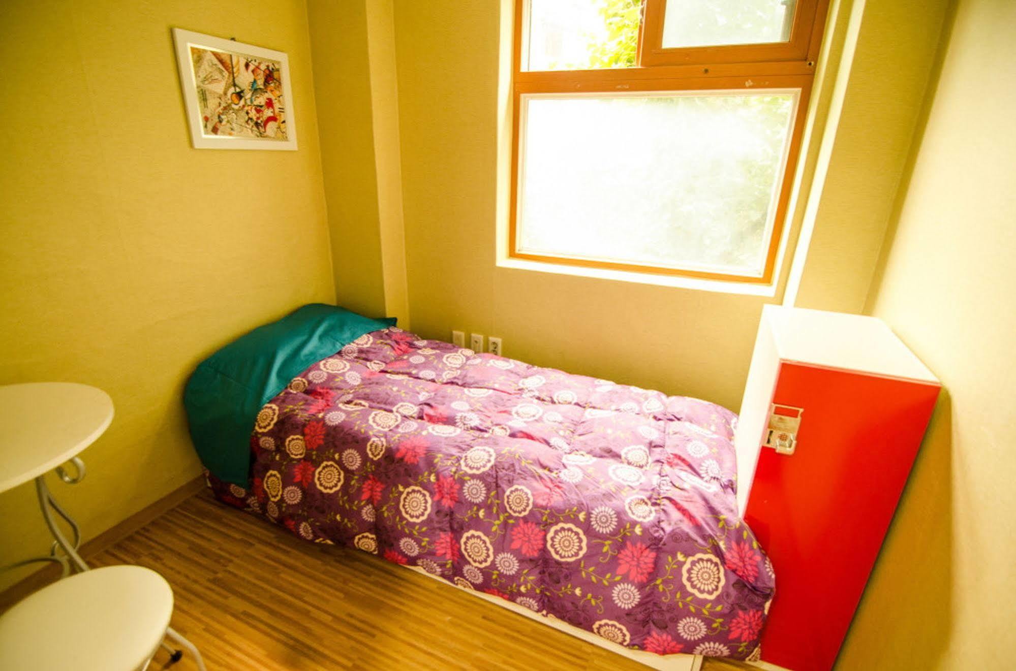 Kimchee Sinchon Guesthouse Seoul Exterior photo