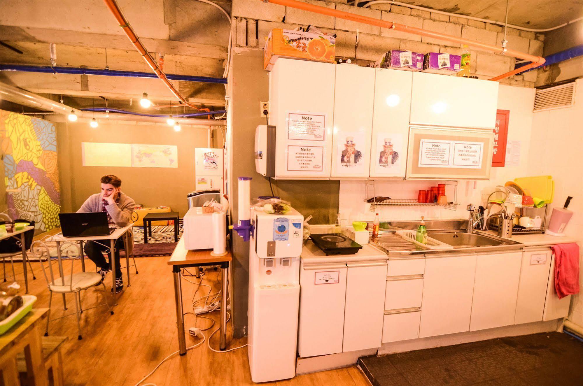 Kimchee Sinchon Guesthouse Seoul Exterior photo