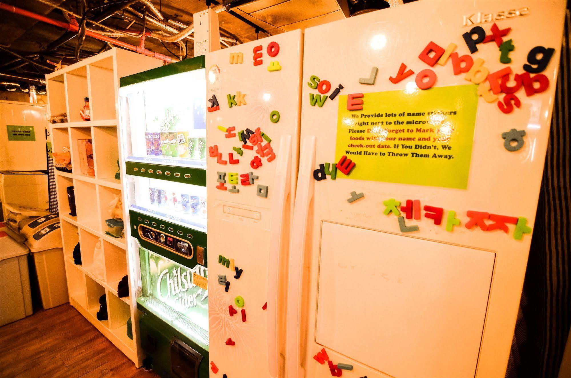 Kimchee Sinchon Guesthouse Seoul Exterior photo